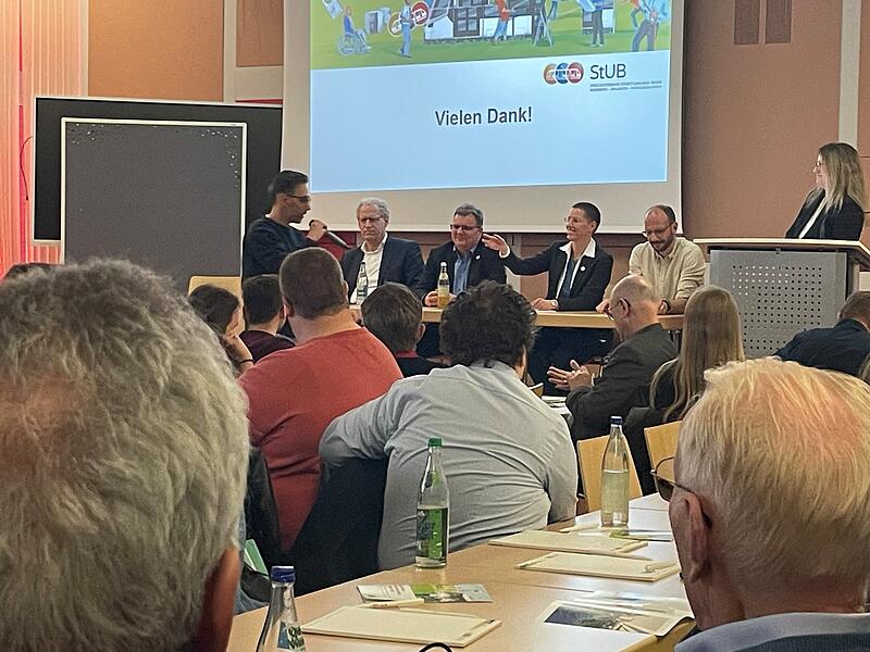 Die Verantwortlichen des Zweckverband StUB (Zv-StUB) stellten sich w&auml;hrend des Lokalforums in Herzogenaurach den Fragen der B&uuml;rgerinnen und B&uuml;rger: B&uuml;rgermeister German Hacker (v.l.), kaufm&auml;nnischer Leiter, Daniel Gro&szlig;e-Verspohl, Corinna Gr&auml;&szlig;el, Teilprojektleiterin f&uuml;r Verkehrsanlagen, Patrick Hankele, stellvertretender technischer Leiter und Mandy Guttzeit, Gesch&auml;ftsleiterin des Zv-StUB.