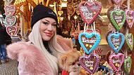 Luisa Krappmann mit ihrem Schoßhündchen Coco auf dem  Weihnachtsmarkt in ihrer Heimatstadt Bamberg.