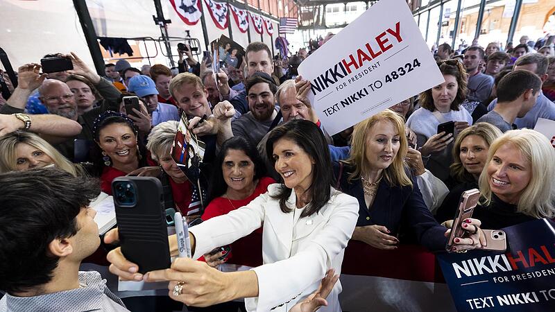 Nikki Haley (Mitte), Präsidentschaftskandidatin der Republikaner, fotografiert sich nach ihrer Rede mit Unterstützern.
