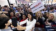 Nikki Haley (Mitte), Präsidentschaftskandidatin der Republikaner, fotografiert sich nach ihrer Rede mit Unterstützern.