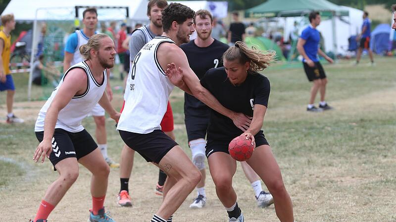 96 Teams, knapp 1200 Sportler: Am Wochenende ist die 36. Auflage des Quattroball-Turniers, ausgerichtet vom SC Memmelsdorf, über die Bühne gegangen. Der Turniersieg ging an die Schreckbichler, hauchdünn vor Vorjahressieger Spätlese. 96 Teams, knapp 1200 Sportler: Am Wochenende ist die 36. Auflage des Quattroball-Turniers, ausgerichtet vom SC Memmelsdorf, über die Bühne gegangen. Der Turniersieg ging an die Schreckbichler, hauchdünn vor Vorjahressieger Spätlese.