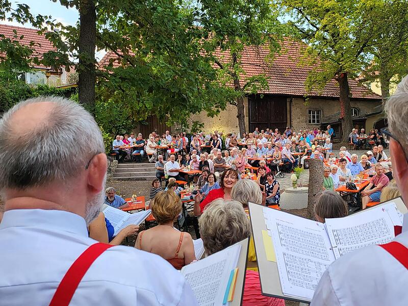Ein wunderschönes Ambiente, passende Lieder und ein kulinarischer Genuss.