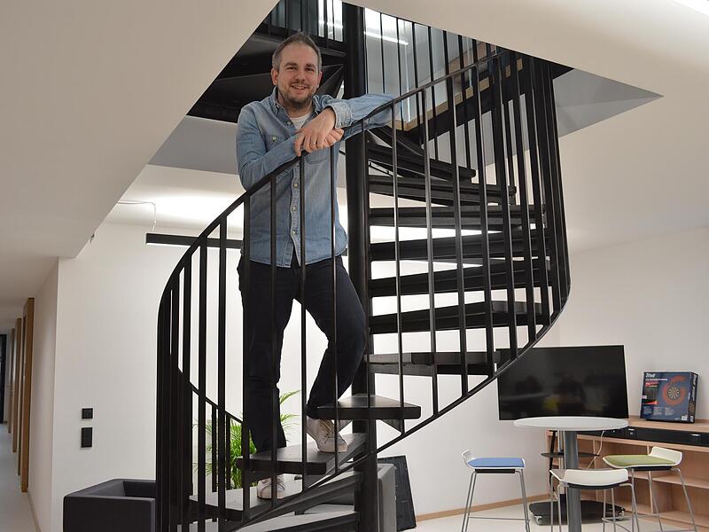 &Uuml;ber die Wendeltreppe gelangen die Mitarbeiter und Mitarbeiterinnen (im Bild Sebastian Tr&ouml;ster) schnell vom einem zum anderen Stockwerk und ersparen sich weite Wege &uuml;bers Treppenhaus.