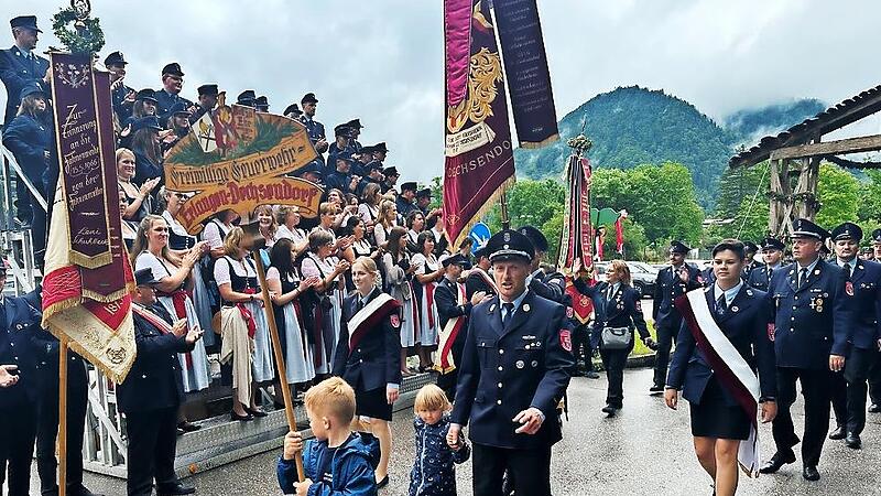Fast 30 Uniformträger aus Dechsendorf zogen beim festlichen Umzug am Festausschuss und der Prominenz vorbei.