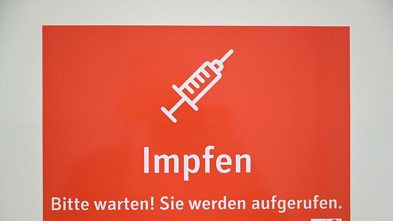 Wer nicht warten will, kann sich selbst auch aktiv um einen Impftermin bemühen.
