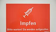 Wer nicht warten will, kann sich selbst auch aktiv um einen Impftermin bemühen.
