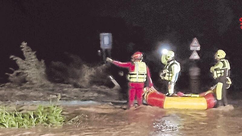 Einsatzkr&auml;fte suchten nach der vermissten Gro&szlig;mutter und ihrem f&uuml;nf Monate alten Enkel.    