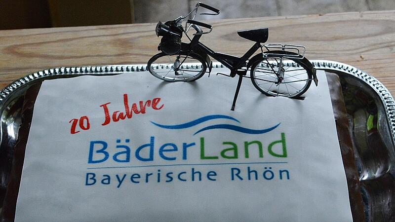 Zur Jubiläumsradtour gabs natürlich auch eine kleine Torte, verziert mit einem Fahrrad. Zur Jubiläumsradtour gabs natürlich auch eine kleine Torte, verziert mit einem Fahrrad.
