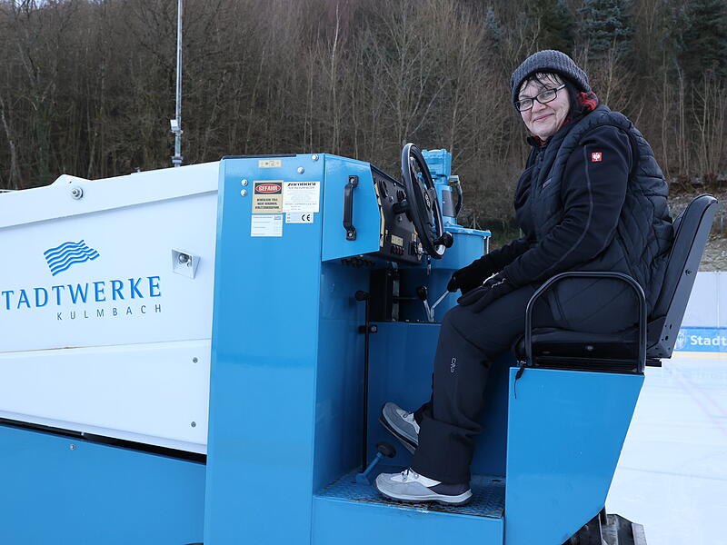 F&uuml;r Petra Beller ist das Eismachen fast so etwas wie eine Passion. Sie f&auml;hrt Runde um Runde mit der Maschine.