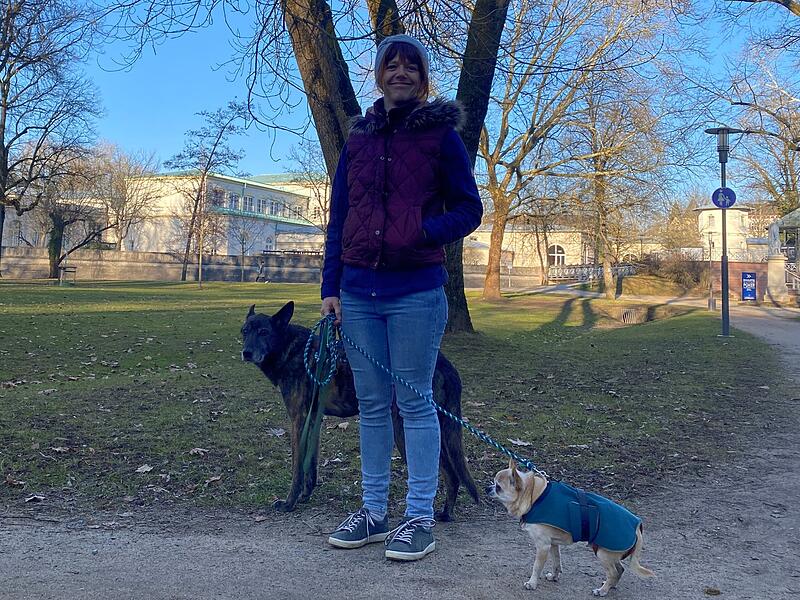 Lena Z. auf einem Spaziergang zur Erkundung der Stadt mit ihren zwei Hunden Aiko und Pepino (von links).