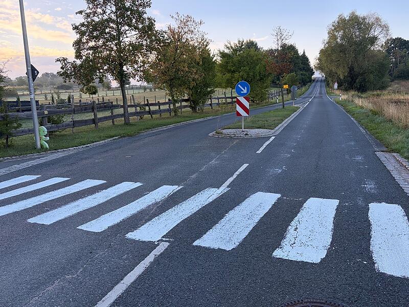 Am Ortsausgang von Gremsdorfer Gemeindeteil Buch hat ein Unbekannter in der Nacht zum 11. September einen Zebrastreifen auf die Staatsstra&szlig;e 2240 gemalt.
