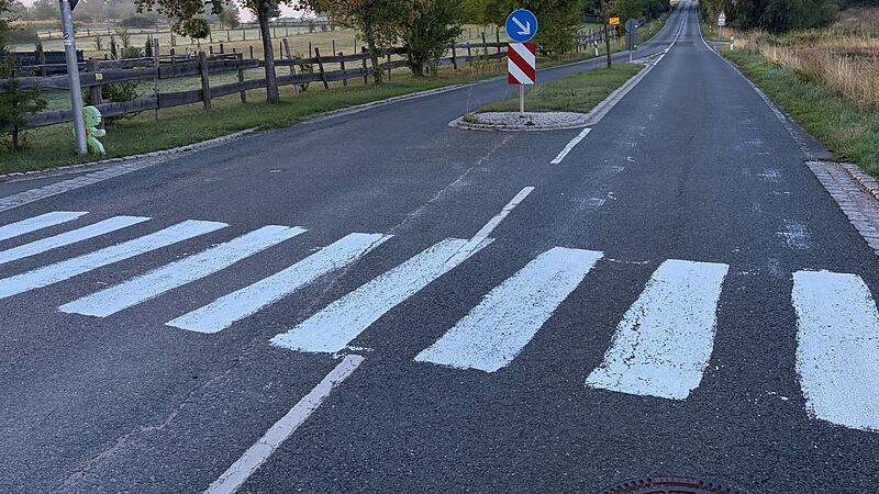Gremsdorfer Gemeindeteil Buch Am Ortsausgang von Gremsdorfer Gemeindeteil Buch hat ein Unbekannter in der Nacht zum 11. September einen Zebrastreifen auf die Staatsstraße 2240 gemalt.