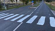 Gremsdorfer Gemeindeteil Buch Am Ortsausgang von Gremsdorfer Gemeindeteil Buch hat ein Unbekannter in der Nacht zum 11. September einen Zebrastreifen auf die Staatsstraße 2240 gemalt.