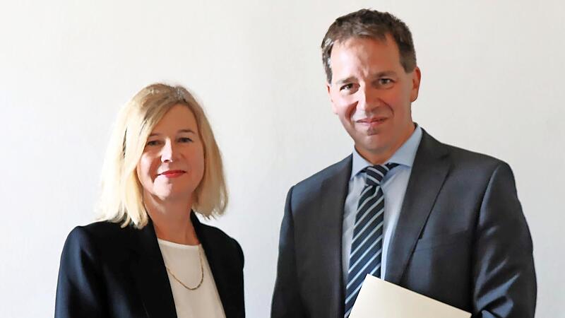 Die Präsidentin des Oberlandesgerichts Bamberg Karin Angerer bei der Überreichung der Ernennungsurkunde an den neuen Vorsitzenden Richter Sebastian Fickert
