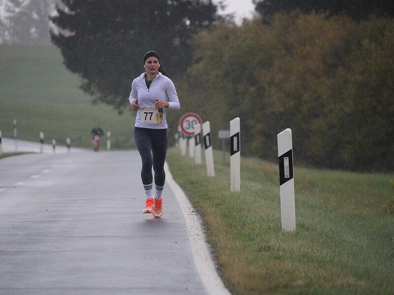 Trotz nasskaltem Herbstwetter lie&szlig;en sich die Sportler den Spa&szlig;  beim 38. Frankenwaldlauf der LG Ludwigschorgast nicht vermiesen.