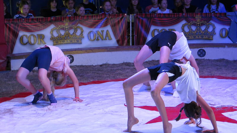 Kinder zeigen ihr artistisches K&ouml;nnen im Zirkuszelt in Memmelsdorf.