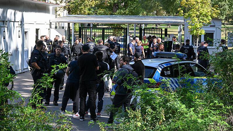 Wenige Stunden nachdem es im Ankerzentrum Bamberg zu einer Schlägerei gekommen war, versuchten am Freitagvormittag mehrere Personen, sich Zutritt zu der Einrichtung zu verschaffen. Die Polizei musste einschreiten.