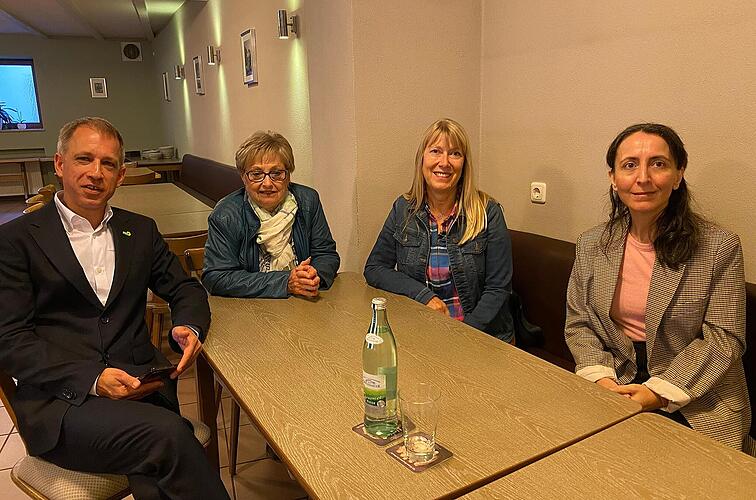 Mark Decker beobachtet zusammen mit Hannelore und Sandra Weiner sowie Ehefrau Evrim Solmaz-Decker den Wahlausgang.