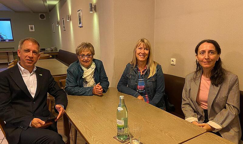 Mark Decker beobachtet zusammen mit Hannelore und Sandra Weiner sowie Ehefrau Evrim Solmaz-Decker den Wahlausgang.