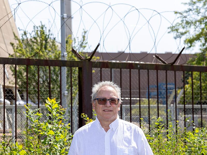 Sein ganzes Berufsleben galt der Sicherheit des Kernkraftwerks: Reinhold Jünger aus Donnersdorf vor dem mit Stacheldraht versehenen Sicherheitszaun am Gelände des AKW. Sein ganzes Berufsleben galt der Sicherheit des Kernkraftwerks: Reinhold Jünger aus Donnersdorf vor dem mit Stacheldraht versehenen Sicherheitszaun am Gelände des AKW.