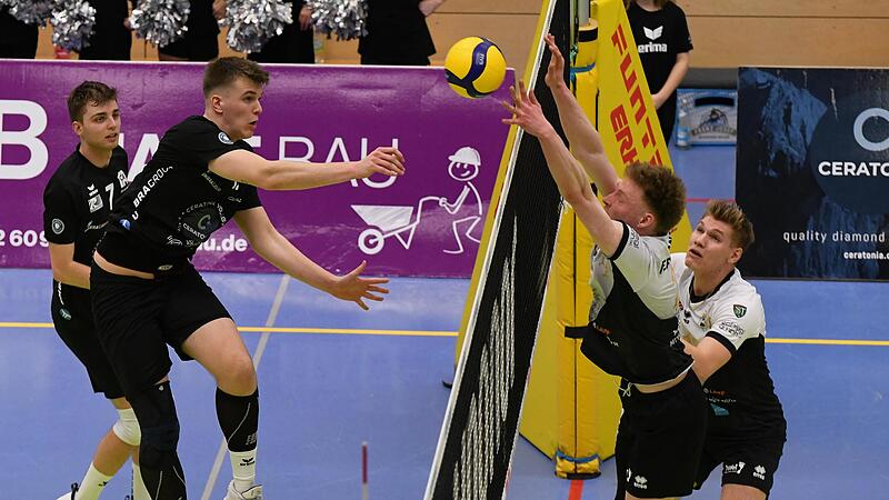 Melf Urban (links) und der VC Eltmann bekommen es am Samstag im Derby der 2. Volleyball-Bundesliga  mit dem SV Schwaig zu tun.