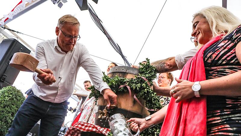 Mit drei schnellen Schlägen eröffnet Schirmherr und OB Andreas Starke zusammen mit Schirmherrin Melanie Huml die 72. Sandkerwa.