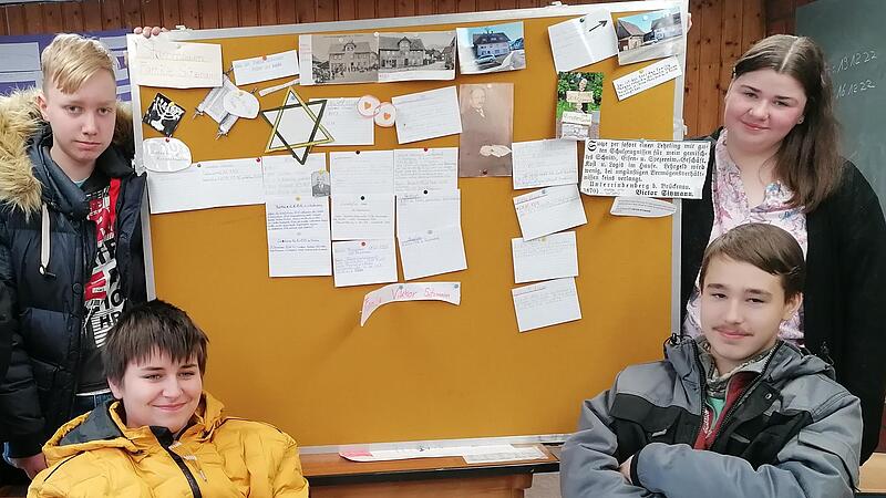 Die Sch&uuml;ler der St. Martin Schule recherchieren zu j&uuml;dischen Geschichte des Ortes. Lisa (rechts) fand im Internet den Stammbaum der j&uuml;dischen Familie Sitzmann.