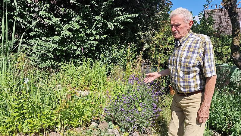 Ulf Zeidler, der Ehrenvorsitzende der Bund Naturschutz Kreisgruppe Bad Kissingen in seinem Garten.