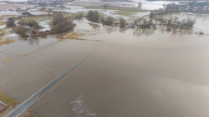 Hochwasseralarm im Aischgrund: Das Wasserwirtschaftsamt N&uuml;rnberg gibt eine Hochwasserwarnung vor Ausuferungen und &Uuml;berschwemmungen in der Stadt Erlangen und im Landkreis Erlangen-H&ouml;chstadt heraus.