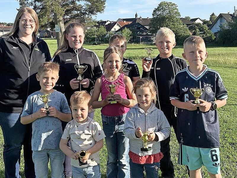 Vereinspokal 2026 beim Sch&uuml;tzenverein: Die Kids mit Jugendleiterin Heike Kohlhepp.