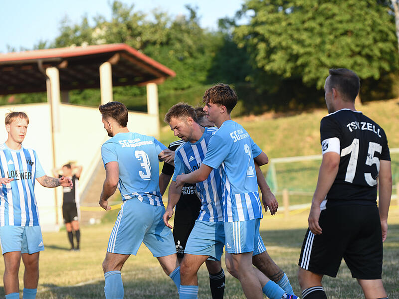 Die Knetzgauer jubeln nach dem 1:0-Führungstreffer von Julian Langer (Zweiter von rechts) im Pokalspiel bei den Sportfreunden Steinbach.Ryan Evans Die Knetzgauer jubeln nach dem 1:0-Führungstreffer von Julian Langer (Zweiter von rechts) im Pokalspiel bei den Sportfreunden Steinbach.Ryan Evans