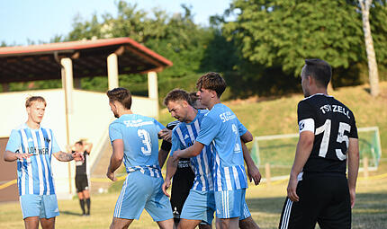 Die Knetzgauer jubeln nach dem 1:0-F&uuml;hrungstreffer von Julian Langer (Zweiter von rechts) im Pokalspiel bei den Sportfreunden Steinbach.Ryan Evans