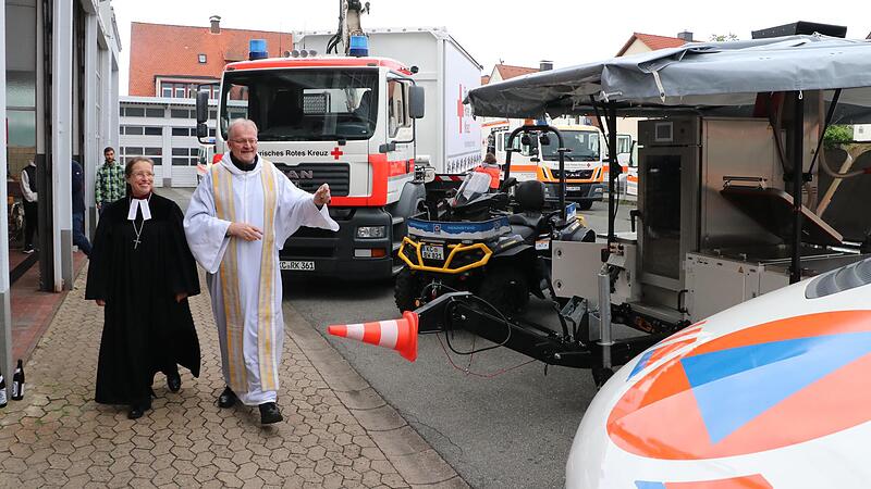 Stadtpfarrer Thomas Teuchgräber und Dekanin Ulrike Schorn segneten die Fahrzeuge. Stadtpfarrer Thomas Teuchgräber und Dekanin Ulrike Schorn segneten die Fahrzeuge.