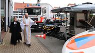 Stadtpfarrer Thomas Teuchgräber und Dekanin Ulrike Schorn segneten die Fahrzeuge.