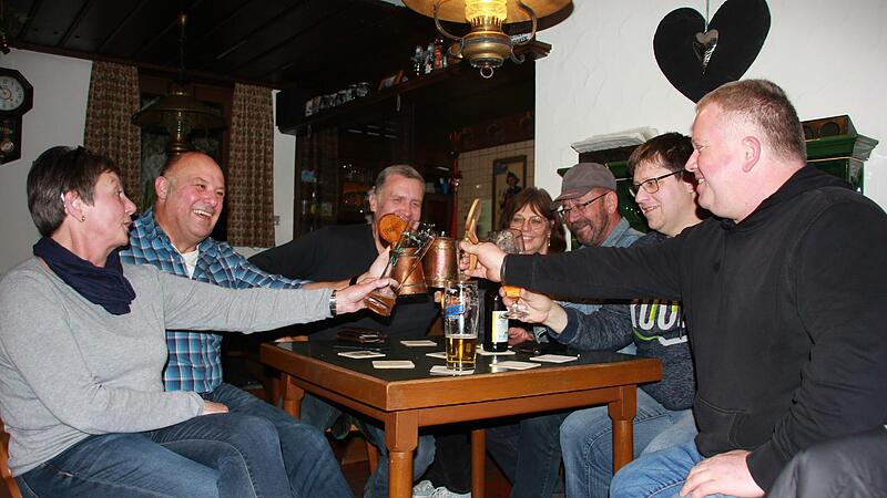 Seit 1995 treffen sich Ulli (links) und Harry (2. v. li) mit dem Stammtisch &ldquo;Noach Neuna&ldquo; in der Desera. Wirtin Birgit (4. von re.) nimmt mit am Tisch Platz.