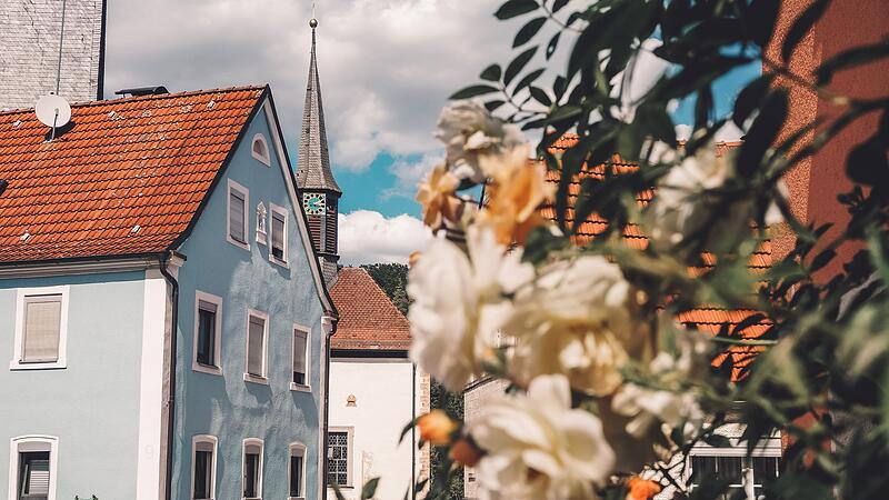 Im Landkreis Ha&szlig;berge gehen die Spuren der Besiedlung viel weiter zur&uuml;ck, als in manchen anderen Landstrichen. Auch der Steigerwaldort Kirchaich ist schon 1000 Jahre alt. Um ein Zehnfaches &auml;lter als die Bundeshauptstadt Berlin.