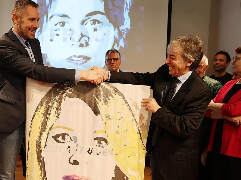 Bürgermeister Martin Bernreuther dankt dem Künstler Antonio Spanedda. Spanedda überreichte ein Werk, möchte es noch übermalen. Im Hintergrund Wolfgang Krebs. Der Schauspieler vom Schlosstheater ist mit dem italienischen Künstler befreundet und bra...
