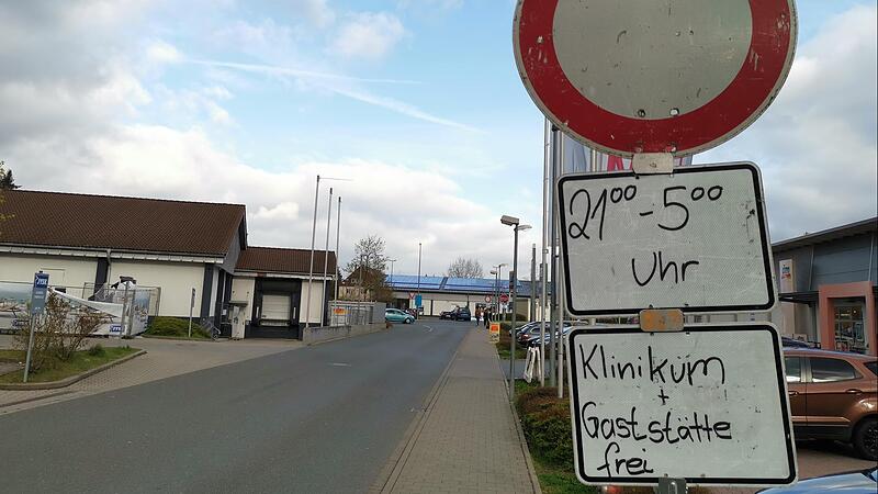 Solche Verkehrszeichen sollen künftig Auto-Tuner von den Parkplätzen unweit des Klinikums fern halten.Forchheim & Fränkische Schweiz Solche Verkehrszeichen sollen künftig Auto-Tuner von den Parkplätzen unweit des Klinikums fern halten.Forchheim & Fränkische Schweiz