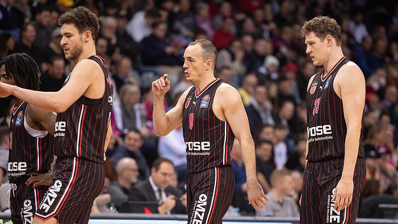 Enttäuscht gehen (von links) die Bamberger Kevin Wohlrath, Kapitän Karsten Tadda und Patrick Heckmann vom Parkett der Bonner Halle.