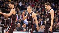 Enttäuscht gehen (von links) die Bamberger Kevin Wohlrath, Kapitän Karsten Tadda und Patrick Heckmann vom Parkett der Bonner Halle.