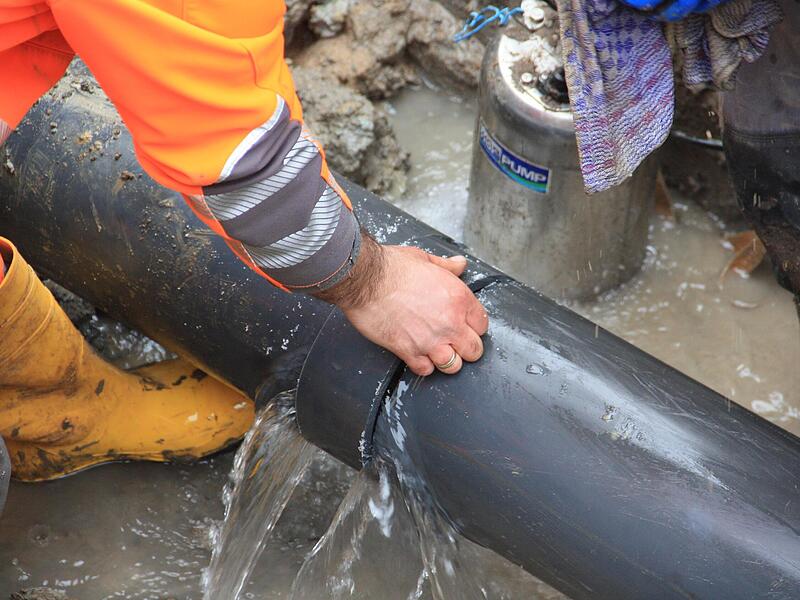 Rohrbr&uuml;che an langen Hausanschl&uuml;ssen k&ouml;nnen hohe Kosten verursachen. Im Burkardrother Gemeinderat wurde deshalb &uuml;ber neue Vorgaben f&uuml;r &uuml;berlange Wasserleitungen diskutiert.