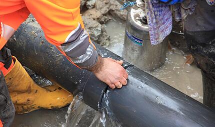 Rohrbr&uuml;che an langen Hausanschl&uuml;ssen k&ouml;nnen hohe Kosten verursachen. Im Burkardrother Gemeinderat wurde deshalb &uuml;ber neue Vorgaben f&uuml;r &uuml;berlange Wasserleitungen diskutiert.