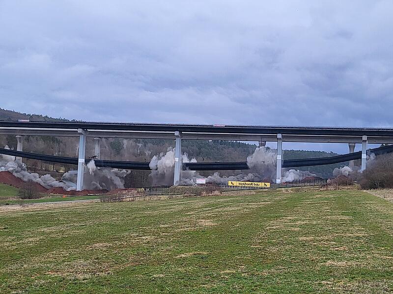 Die Sprengung der Thalaubachtalbr&uuml;cke bei Eichenzell