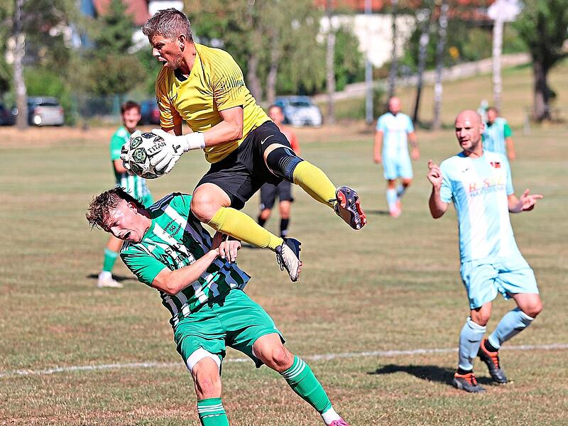 Torwart Julian Schunk von der SG G&auml;dheim/Untereuerheim kann mit dem Ball in den H&auml;nden den Zusammenprall mit Vinzent Kimmel von der SG Dingolshausen/R&uuml;gshofen nicht mehr verhindern.Ralf Naumann