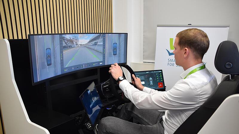 Auf dem Parkplatz f&auml;hrt der BMW in die Parkl&uuml;cke &ndash; doch gesteuert wird das aus dem Valeo-Firmengeb&auml;ude.