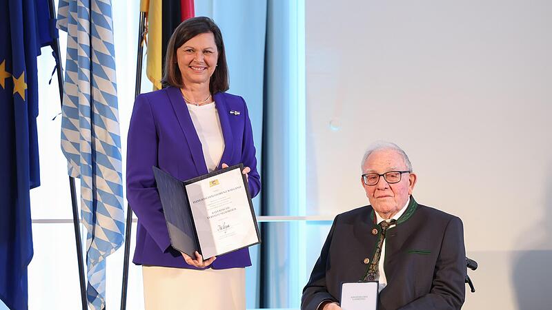 Landtagspräsidentin Ilse Aigner zeichnete Joachim Wiegand mit dem Bayerischen Verfassungsorden 2023 aus.