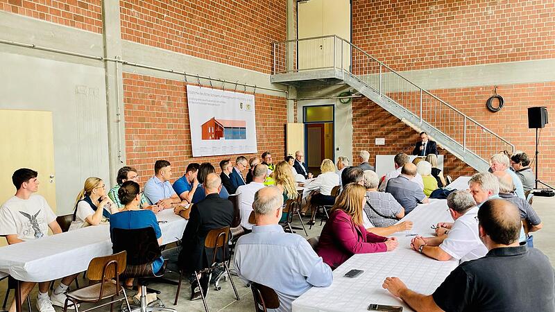 Beim Baubeginn für die Umgestaltung der Berufsschule in Herzogenaurach haben die Verantwortlichen viele Einzelheiten des Projektes genannt. Beim Baubeginn für die Umgestaltung der Berufsschule in Herzogenaurach haben die Verantwortlichen viele Einzelheiten des Projektes genannt.