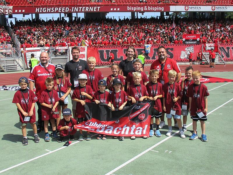 Vor der Kurve im Max-Morlock-Stadion: Die Fahnenkinder der Clubfreunde Trubachtal. Für Lea Dresel (3. v.l.) war es ein cooles Erlebnis. Vor der Kurve im Max-Morlock-Stadion: Die Fahnenkinder der Clubfreunde Trubachtal.