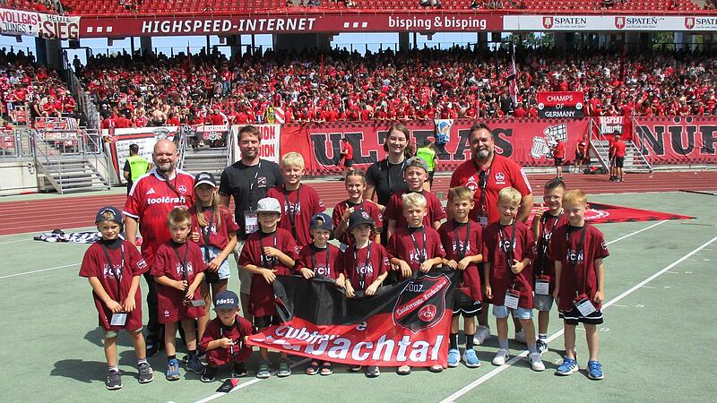 Vor der Kurve im Max-Morlock-Stadion: Die Fahnenkinder der Clubfreunde Trubachtal. Vor der Kurve im Max-Morlock-Stadion: Die Fahnenkinder der Clubfreunde Trubachtal.