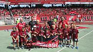 Vor der Kurve im Max-Morlock-Stadion: Die Fahnenkinder der Clubfreunde Trubachtal. Vor der Kurve im Max-Morlock-Stadion: Die Fahnenkinder der Clubfreunde Trubachtal.